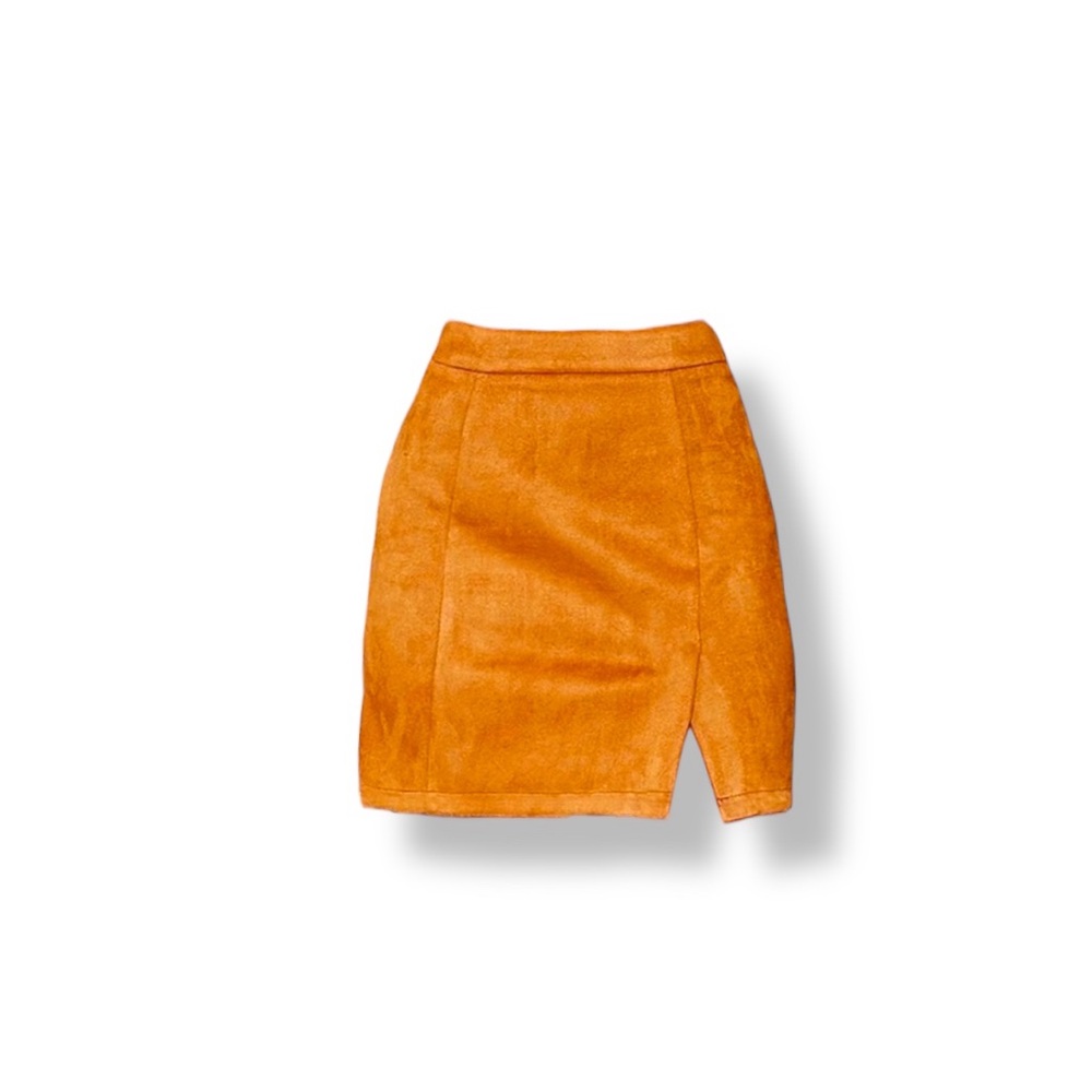 𝐌𝐈𝐍𝐈 𝐒𝐊𝐈𝐑𝐓 with front slit in Camel Faux Suede